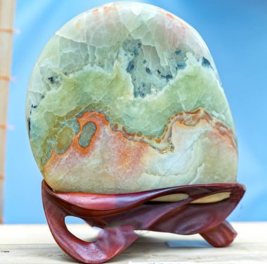 Ho Chi Minh City, Vietnam - 11 Şubat 2018: Ahşap ayak sergilenen sergiler bonsai ay yeni yıl gününde Ho Chi Minh City, Vietnam için parkta birçok mineral taş yerleştirilir.