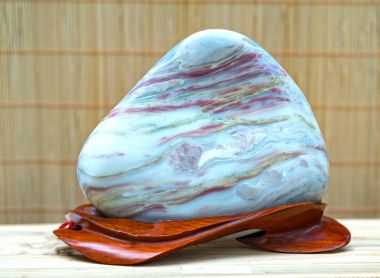 Ho Chi Minh City, Vietnam - 11 Şubat 2018: Ahşap ayak sergilenen sergiler bonsai ay yeni yıl gününde Ho Chi Minh City, Vietnam için parkta birçok mineral taş yerleştirilir.