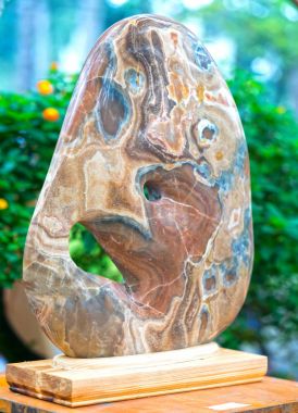 Ho Chi Minh City, Vietnam - 11 Şubat 2018: Ahşap ayak sergilenen sergiler bonsai ay yeni yıl gününde Ho Chi Minh City, Vietnam için parkta birçok mineral taş yerleştirilir.