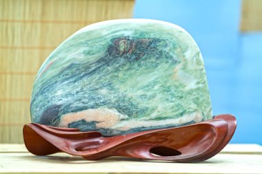 Ho Chi Minh City, Vietnam - 11 Şubat 2018: Ahşap ayak sergilenen sergiler bonsai ay yeni yıl gününde Ho Chi Minh City, Vietnam için parkta birçok mineral taş yerleştirilir.
