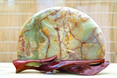 Ho Chi Minh City, Vietnam - 11 Şubat 2018: Ahşap ayak sergilenen sergiler bonsai ay yeni yıl gününde Ho Chi Minh City, Vietnam için parkta birçok mineral taş yerleştirilir.