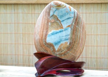 Ho Chi Minh City, Vietnam - 11 Şubat 2018: Ahşap ayak sergilenen sergiler bonsai ay yeni yıl gününde Ho Chi Minh City, Vietnam için parkta birçok mineral taş yerleştirilir.