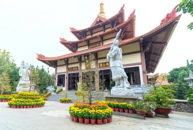 Ho Chi Minh City, Vietnam - 11 Şubat 2018: Sabah delilik yeni yıl dekore edilmiş çiçekler ön bahçede Budistler çeken mimari tapınağını ziyaret kültürel manevi Ho Chi Minh, Vietnam