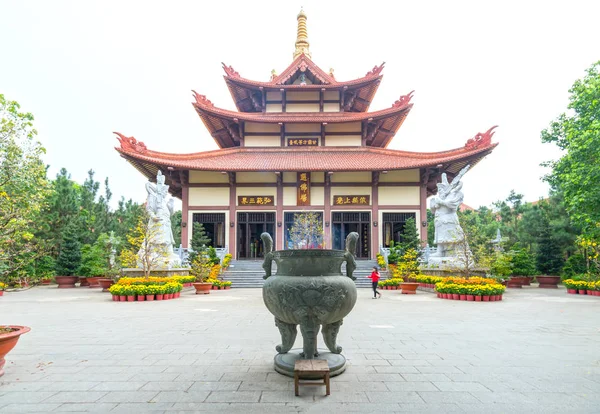 越南胡志明市 2018年2月11日 建筑寺庙在清晨的农历新年装饰花卉前院吸引佛教徒参观越南胡志明市的文化精神 — 图库照片