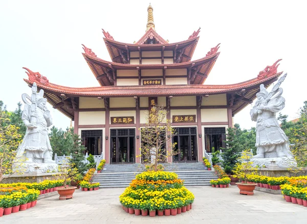 越南胡志明市 2018年2月11日 建筑寺庙在清晨的农历新年装饰花卉前院吸引佛教徒参观越南胡志明市的文化精神 — 图库照片