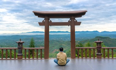 Bao Loc, Vietnam - 15 Ocak 2018: adam önünde manevi ifade barış nerede Buda kapı yarın Bao Loc, Vietnam, bölge içine ruh dinlenmek için bir yol olarak Tapınağı meditasyon