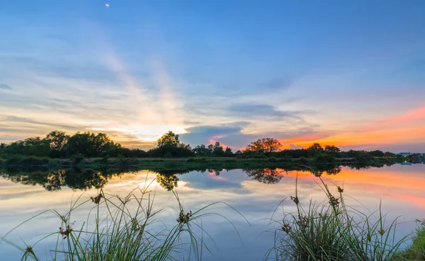 Ηλιοβασίλεμα Κατά Μήκος Του Ποταμού Καθώς Ήλιος Κάτω Ορίζοντα Sunstar — Φωτογραφία Αρχείου
