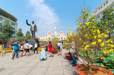 Ho Chi Minh City, Vietnam - 14 Şubat 2018: Şehir halk Komitesi çekmek önce Ho Chi Minh City, Vietnam'da ziyaret birçok turist sokak sabah delilik yeni yıl şehir merkezinde yürüyüş