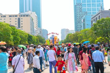 Ho Chi Minh City, Vietnam - 14 Şubat 2018: Sokak sabah şehir cadde boyunca dekore edilmiş çiçekli, ay yeni yıl çekmek Ho Chi Minh City, Vietnam için çok sayıda turistin ziyaret etmek için yürüyüş