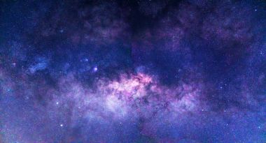 Gece manzara ile Samanyolu gökyüzüne. Yıldız yakınsama bu alanda çıplak gözle gün boyunca görmedim toplandı