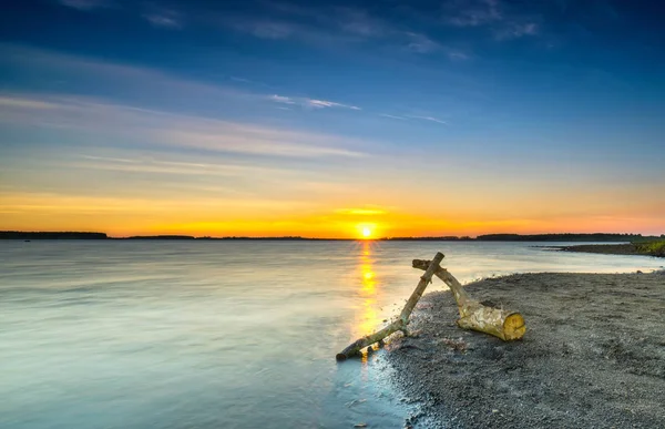 Stråler Solnedgang Langs Floden Når Solen Går Ned Til Horisonten - Stock-foto