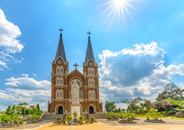 Dong, Vietnam - 20 Nisan 2018 lam: Mimari kutsal ünlü antik mimari, öğleden sonra kilise, bu nerede eski manevi kültür Lam Dong, Vietnam için diğer turistlerin ilgisini çekmektedir.