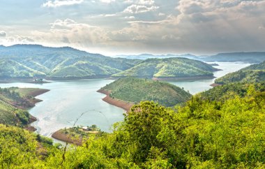 Hillside hidrojen güneşli öğleden sonra göl Ta gübre. Büyük rezervuarlar için Vietnam dağlık geniş alanlar su sağlayan vardır