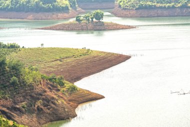 Hillside hidrojen güneşli öğleden sonra göl Ta gübre. Büyük rezervuarlar için Vietnam dağlık geniş alanlar su sağlayan vardır