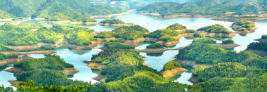 Ne zaman güneş aşağı göle ve küçük ada cenneti ağaçta parlar yaz öğleden sonra ta gübre göl. Havzanın hidroelektrik içinde Dac Nong, Vietnam için bu.