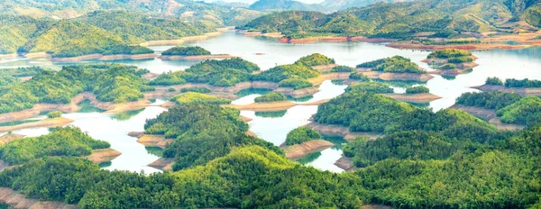 ズン湖ダウン湖と小さな島の楽園の木に太陽が輝く夏の午後 これは Dac ベトナムでの水力発電のための貯留層です — ストック写真