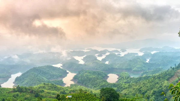 朝は山の上部に昇る ズン湖は 湖霧と小さな島パラダイスの完全に霧を輝いています これは Dac ベトナムでの水力発電のための貯留層です — ストック写真