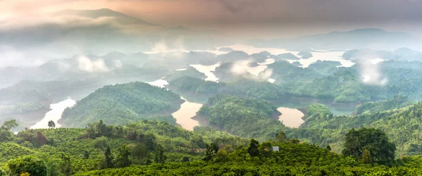 Hnoje Jezero Ráno Když Slunce Stoupá Vrchol Hory Svítí Mlha — Stock fotografie