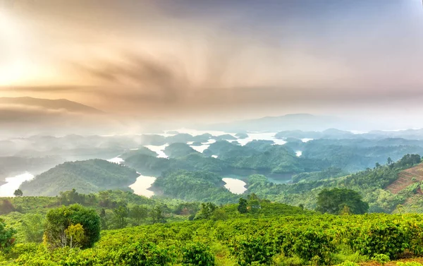 Hnoje Jezero Ráno Když Slunce Stoupá Vrchol Hory Svítí Mlha — Stock fotografie