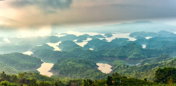 정상에 아침에 안개와 낙원의 전체에 안개를 빛난다 이것은 Dac 베트남에에서 — 스톡 사진