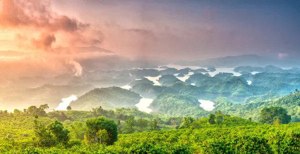 Dung Lago Parte Manhã Quando Sol Nasce Topo Montanha Brilha — Fotografia de Stock