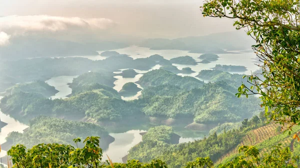 Hnoje Jezero Ráno Když Slunce Stoupá Vrchol Hory Svítí Mlha — Stock fotografie