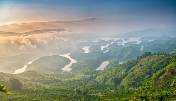 Hnoje Jezero Ráno Když Slunce Stoupá Vrchol Hory Svítí Mlha — Stock fotografie