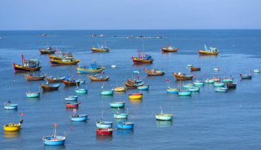 MUI Ne, Vietnam - 22 Nisan 2018: Balıkçılık Köyü ve geleneksel balıkçı teknesi ile yüz tekneler demirli güzel akışında. Bu bay tekneler MUI Ne, Vietnam yağışlı sezon fırtınalar önlemek için olduğunu