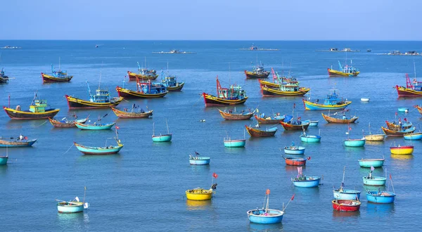 Mui ベトナム 2018 村および何百もの伝統的な漁船の釣りボートは 美しいストリームに固定します これは湾ボート Mui ベトナムの雨季の嵐を避けるため — ストック写真