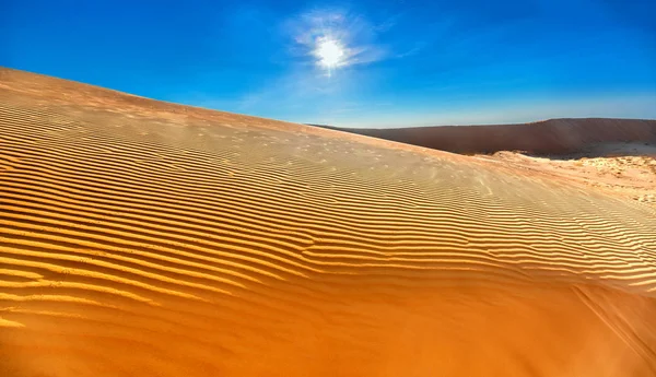 Scène Van Dageraad Gouden Zandheuvel Zomerochtend Wanneer Zon Aan Bovenkant — Stockfoto