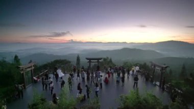 Qui Phap Linh An 'ın bahçesindeki büyülü şafak bulutlu sabahlarla etkileyici dramatik bir şekilde birçok Budist' i Da Lat, Vietnam 'a hayran bırakıyor.