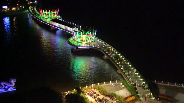 五颜六色的夜晚步行桥在坎托 这是19世纪初湄公河三角洲水道中心沿线的宁基乌码头区 — 图库视频影像
