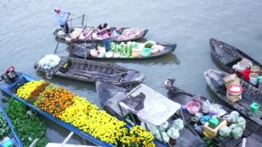 Soc Trang, Vietnam - 30 Ocak 2019: Çiftçiler nehir ticareti tarım ürünleri boyunca düzinelerce tekne ile yüzen pazar sabahı kalabalık satın Soc Trang, Vietnam geleneksel Yeni Yıl hizmet vermektedir 