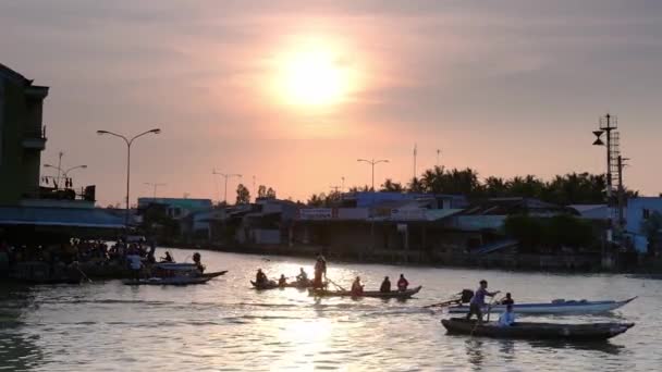 索克庄 2019年1月29日 船夫划船和运送乘客在日落湄公河三角洲在索庄 — 图库视频影像