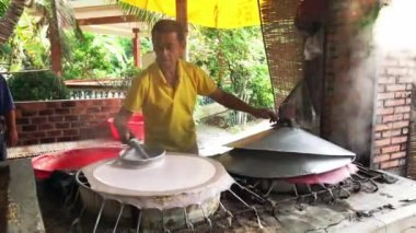 Can Tho, Vietnam - 31 Ocak 2019: Yetenekli ellerle kaplanmış neşeli zanaatkarlar pastası gerçek ekmekle kaplandı ve kırsalda pişirilen fırının etrafını sıkıca kapladı Can Tho, Vietnam