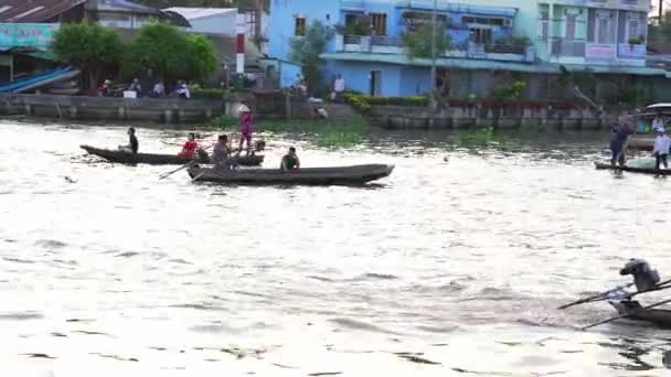 Soc Trang Vietnam Enero 2019 Barquero Remando Transportando Pasajeros Través — Vídeo de stock