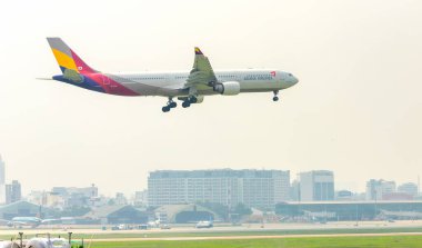 Ho Chi Minh City, Vietnam - 16 Kasım 2019: Asiana Havayolları 'nın A330 sefer sayılı uçağı Tan Son Nhat Uluslararası Havalimanı' na inmeye hazırlanıyor.