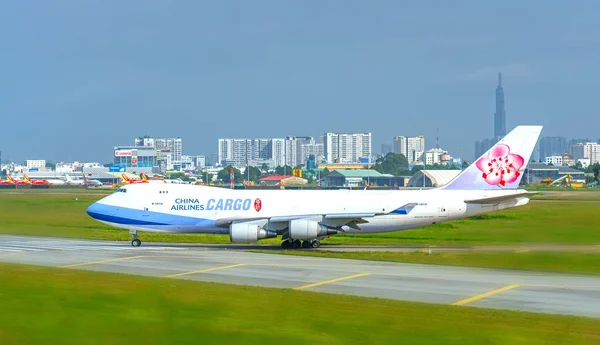 ベトナムホーチミン2019年11月27日 中国航空のボーイング747機がベトナムホーチミン市タンソンニャット国際空港から滑走路準備のために移動 — ストック写真