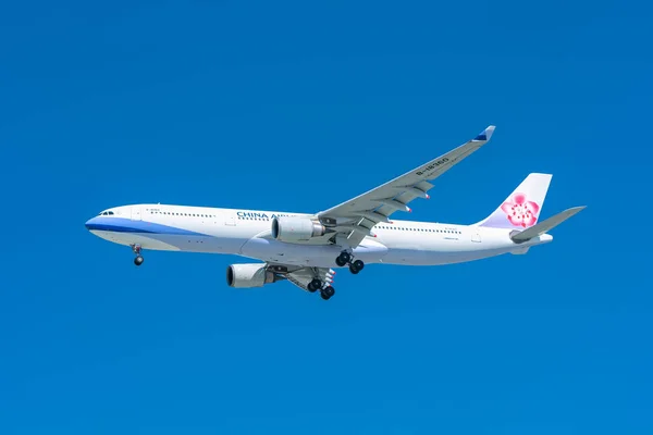 ベトナムホーチミン市 2019年12月6日 中国の飛行機A330航空会社は青い空を飛んでタンソンニャット国際空港に着陸する準備をしています ホーチミン市 ベトナム — ストック写真