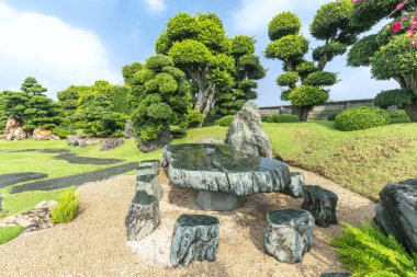 Eko-turizmin güzel bahçesi geleneksel Japon bahçeleri kültürü taşıyan selvi, çam, taş ve antik ağaçlarla uyum içinde tasarlanmıştır..