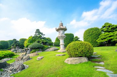 Eko-turizmin güzel bahçesi geleneksel Japon bahçeleri kültürü taşıyan selvi, çam, taş ve antik ağaçlarla uyum içinde tasarlanmıştır..