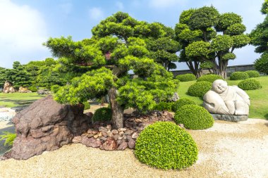 Eko-turizmin güzel bahçesi geleneksel Japon bahçeleri kültürü taşıyan selvi, çam, taş ve antik ağaçlarla uyum içinde tasarlanmıştır..