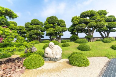 Eko-turizmin güzel bahçesi geleneksel Japon bahçeleri kültürü taşıyan selvi, çam, taş ve antik ağaçlarla uyum içinde tasarlanmıştır..