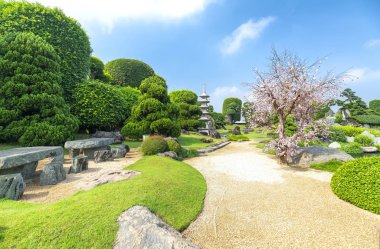 Eko-turizmin güzel bahçesi geleneksel Japon bahçeleri kültürü taşıyan selvi, çam, taş ve antik ağaçlarla uyum içinde tasarlanmıştır..