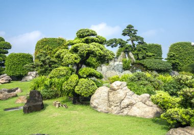Eko-turizmin güzel bahçesi geleneksel Japon bahçeleri kültürü taşıyan selvi, çam, taş ve antik ağaçlarla uyum içinde tasarlanmıştır..