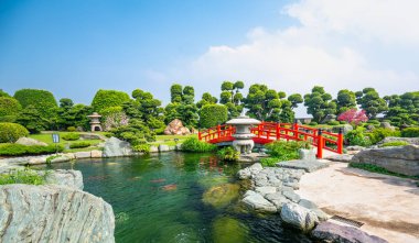 Eko-turizmin güzel bahçesi geleneksel Japon bahçeleri kültürü taşıyan selvi, çam, taş ve antik ağaçlarla uyum içinde tasarlanmıştır..