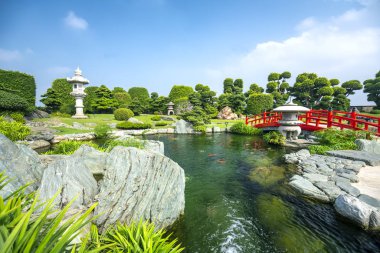 Eko-turizmin güzel bahçesi geleneksel Japon bahçeleri kültürü taşıyan selvi, çam, taş ve antik ağaçlarla uyum içinde tasarlanmıştır..