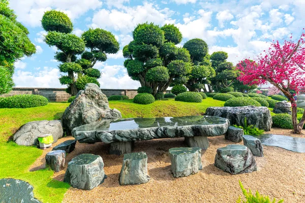 Όμορφος Κήπος Στον Οικοτουρισμό Έχει Σχεδιαστεί Αρμονία Κυπαρίσσι Πεύκο Πέτρα — Φωτογραφία Αρχείου