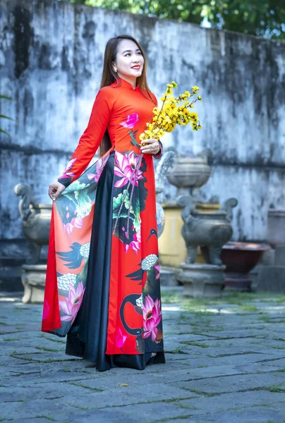 ベトナムホーチミン市 2019年12月15日 ベトナムの伝統的なロングドレスの女の子や春のモチーフの若者と青大の姿勢はまた ベトナムのホーチミン市で時代を超越した表現 — ストック写真