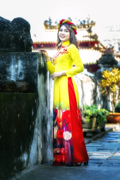 베트남의 호치민 2019 전통적 드레스를 베트남 모티프 청춘을 베트남의 호치민 — 스톡 사진